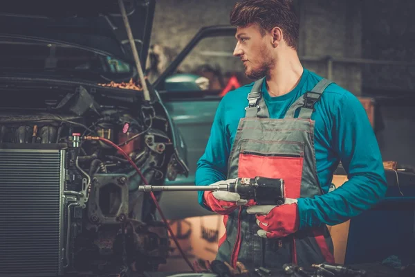 Mechaniker mit Druckluftwerkzeug in der Werkstatt — Stockfoto