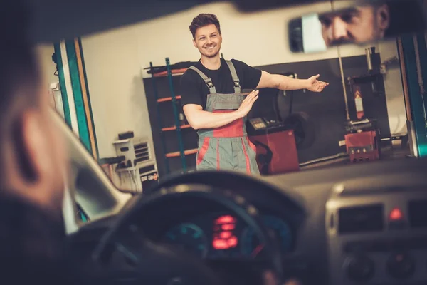 Professionele auto-mechanic — Stockfoto