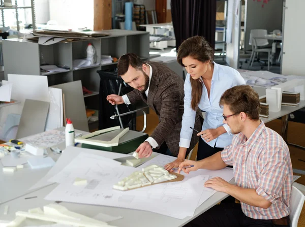 Equipo de ingenieros confiados trabajando juntos en un semental de arquitectos — Foto de Stock