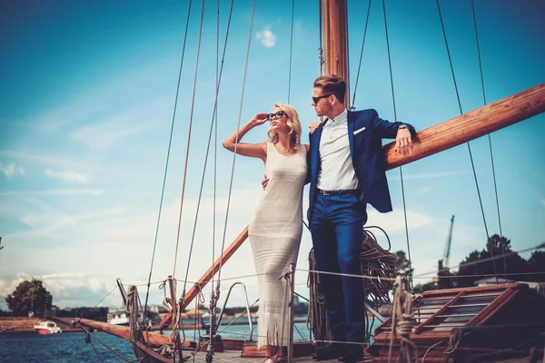豪華ヨットでスタイリッシュな裕福なカップル — ストック写真