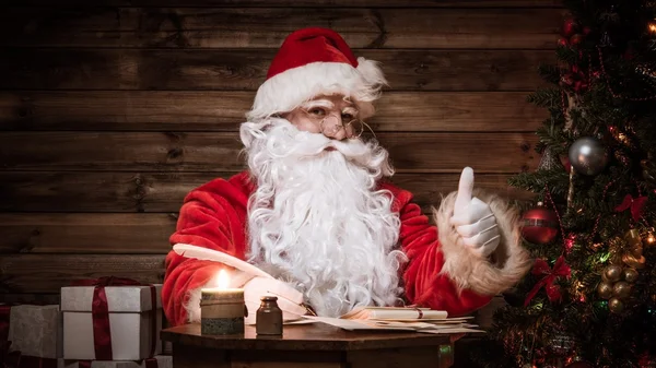 Santa Claus v dřevěných domů interiéru — Stock fotografie