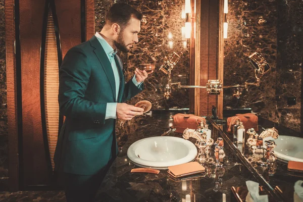 Hombre seguro y bien vestido en el interior del baño de lujo . —  Fotos de Stock