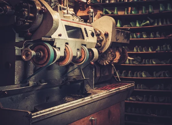 Schoenmaker studio ambachtelijke grinder — Stockfoto