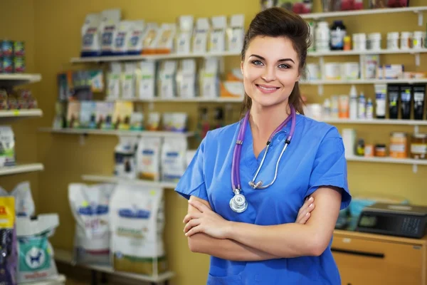 Kendinden emin bir veteriner kliniğinde portresi. — Stok fotoğraf