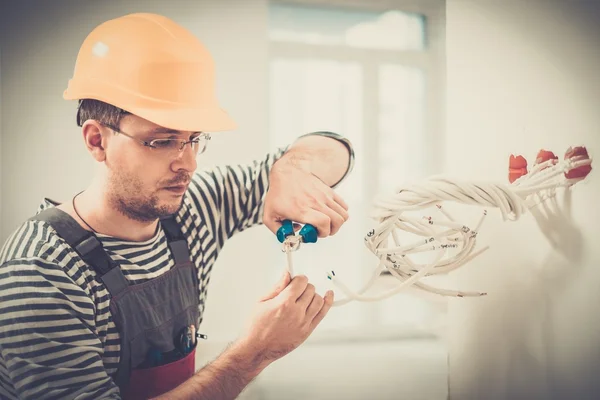 Elektriker arbeitet mit Drähten in neuer Wohnung — Stockfoto