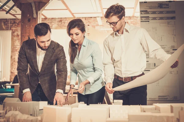 Selbstbewusstes Team von Ingenieuren, die in einem Architektengestüt zusammenarbeiten — Stockfoto