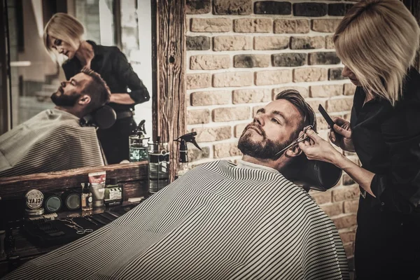 Cliente durante el cepillado de barba y bigote — Foto de Stock