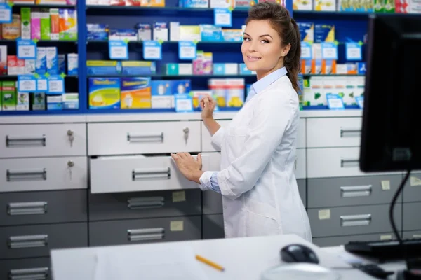 Mujer farmacéutica haciendo su trabajo en farmacia . — Foto de Stock