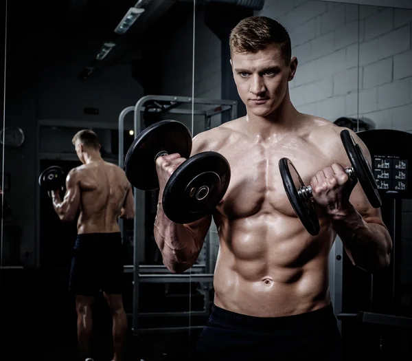 Lekkoatletycznego mężczyzna robi ćwiczenia — Zdjęcie stockowe