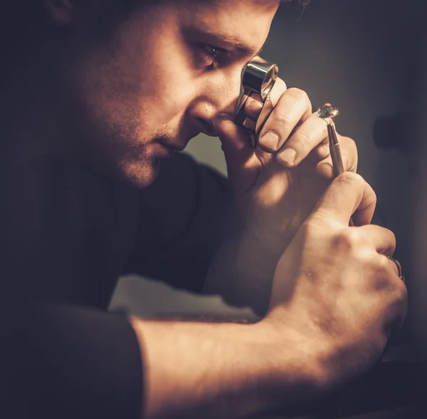 Retrato de un joyero durante la evaluación de joyas . — Foto de Stock