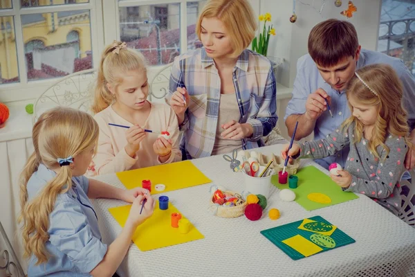 Familie plezier schilderen en versieren van paaseieren. — Stockfoto