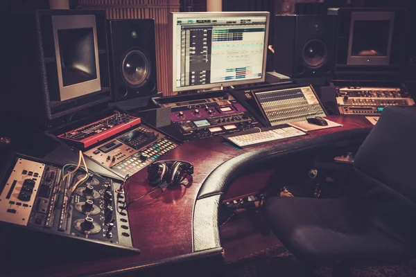 Boutique recording studio kontroll skrivbord. — Stockfoto