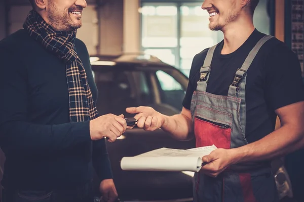 Berufskraftfahrzeugmechaniker im Autoreparaturservice. — Stockfoto