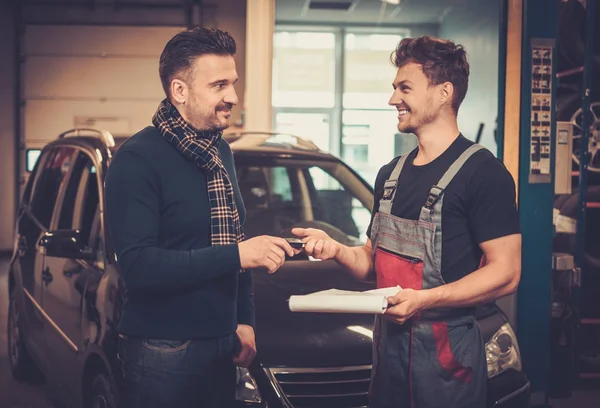 Meccanico professionale dell'automobile nel servizio di riparazione auto . — Foto Stock