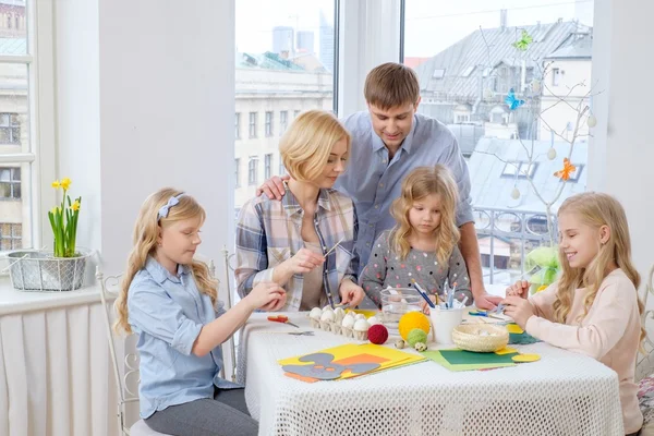 Familia que se divierte pintando y decorando huevos de Pascua . —  Fotos de Stock