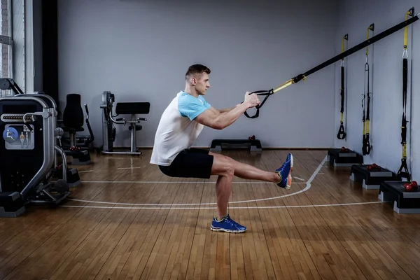 Aantrekkelijke man tijdens training — Stockfoto