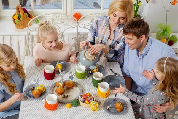 Familia que se divierte pintando y decorando huevos de Pascua . —  Fotos de Stock