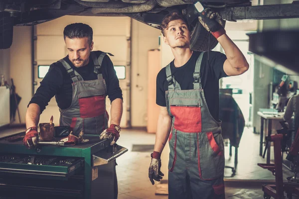 Berufskraftfahrzeugmechaniker im Autoreparaturservice. — Stockfoto