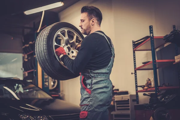 Mecánico de coche en el servicio de reparación de automóviles . — Foto de Stock