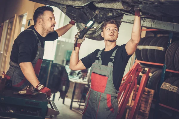 Berufskraftfahrzeugmechaniker im Autoreparaturservice. — Stockfoto