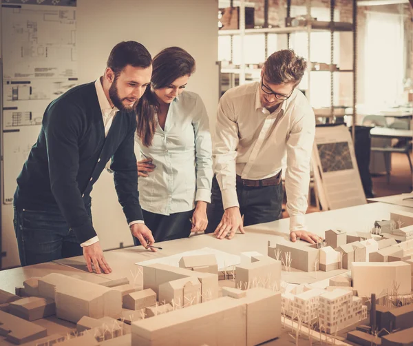 Selbstbewusstes Team von Ingenieuren arbeitet zusammen — Stockfoto