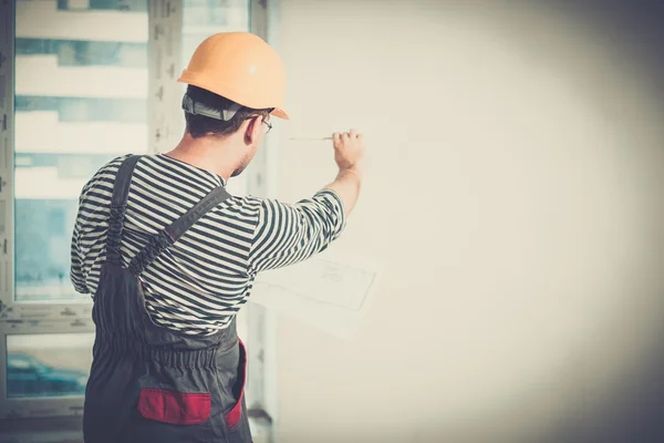 Förman med konstruktionsplanen i nya byggnaden interiör — Stockfoto