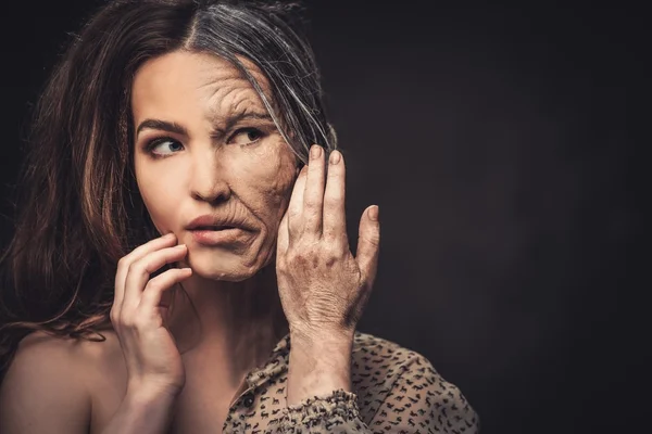 Envejecimiento y cuidado de la piel concepto. Mitad anciana mitad joven . —  Fotos de Stock