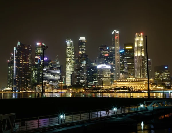 Stadtbild von Singapore bei Nacht. — Stockfoto