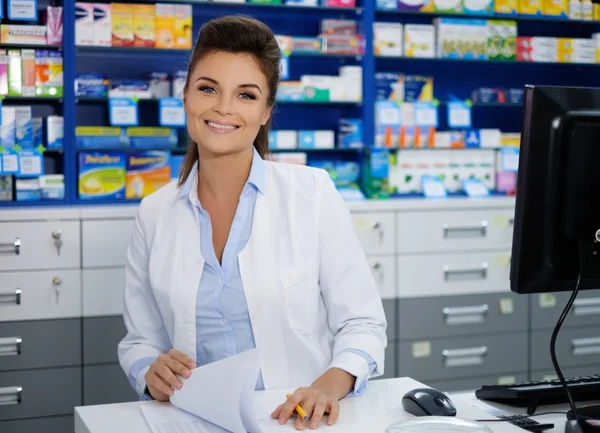 Kvinnan apotekare gör hans arbete på apotek. — Stockfoto