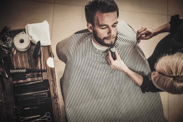 Cliente durante el cepillado de barba y bigote —  Fotos de Stock