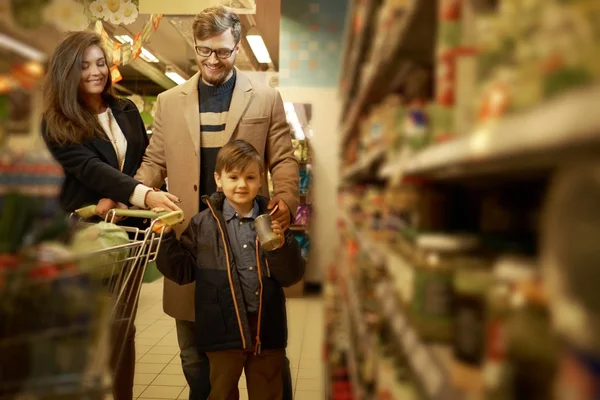 Young family in a grocery store — Stock Photo, Image