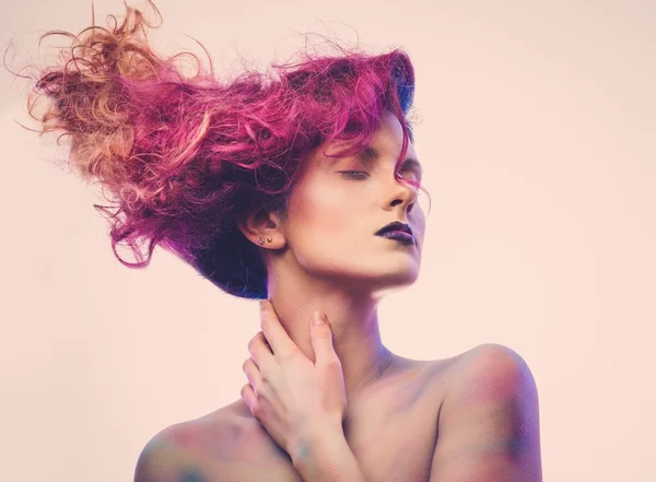 Kvinna med magnifika galaxy hår — Stockfoto