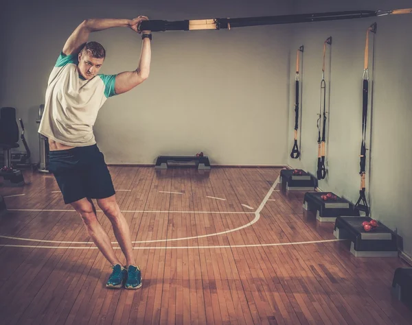 Aantrekkelijke man tijdens training — Stockfoto