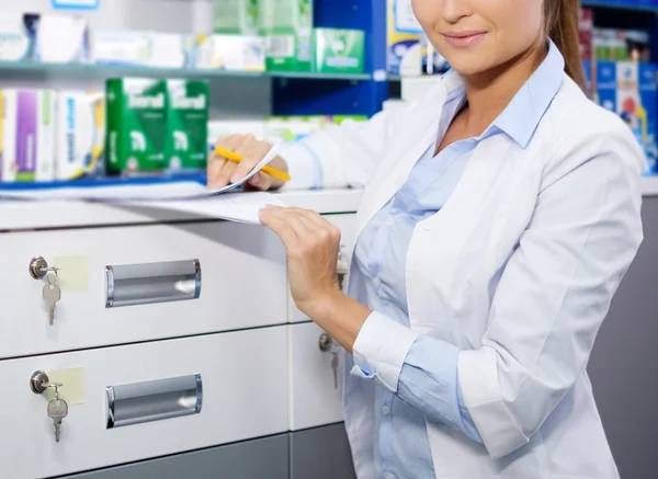 Mujer farmacéutica haciendo su trabajo en farmacia . — Foto de Stock