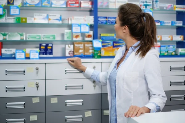 Жінка фармацевт робить свою роботу в аптеці . — стокове фото