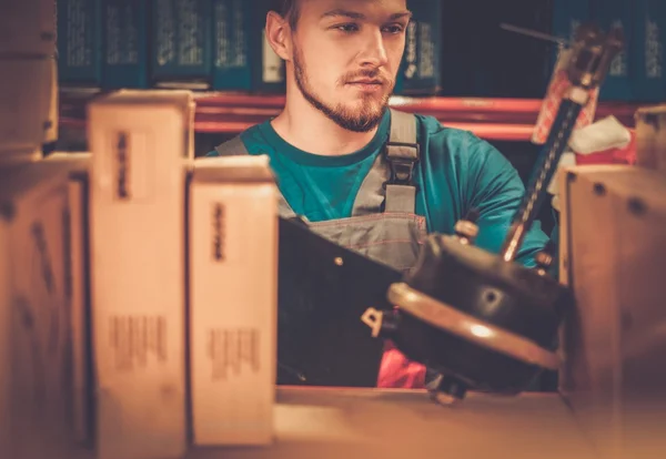 Arbeiter in einem Kfz-Ersatzteillager — Stockfoto