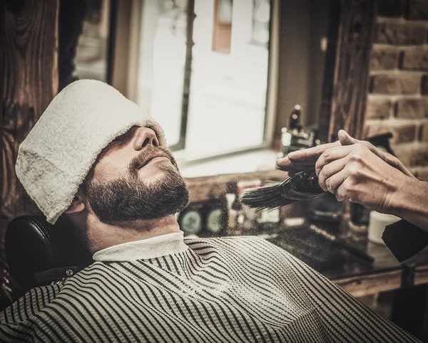 Cliente durante a preparação da barba e bigode — Fotografia de Stock