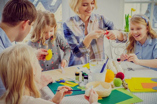 Família se divertindo pintura e decoração de ovos de páscoa . — Fotografia de Stock