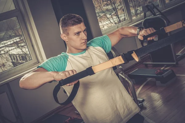 Hombre atractivo durante el entrenamiento — Foto de Stock