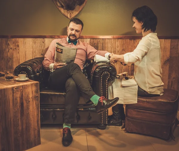 Ouderwetse man doen mannelijke manicure — Stockfoto