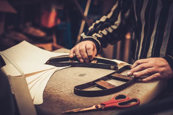 Shoemaker выполняет обувь в студии — стоковое фото