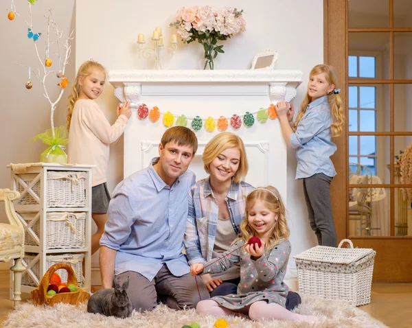 Familjen har roligt måla och dekorera påskägg. — Stockfoto