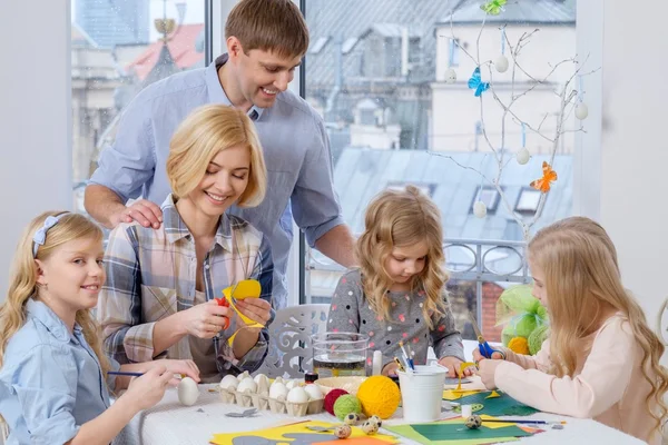 Família se divertindo pintura e decoração de ovos de páscoa . — Fotografia de Stock