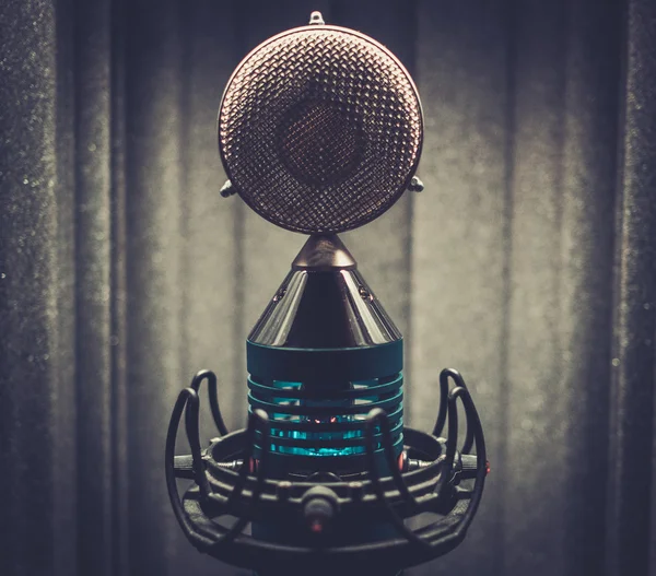 Ekstra mikrofon definisi tinggi di studio rekaman butik . — Stok Foto