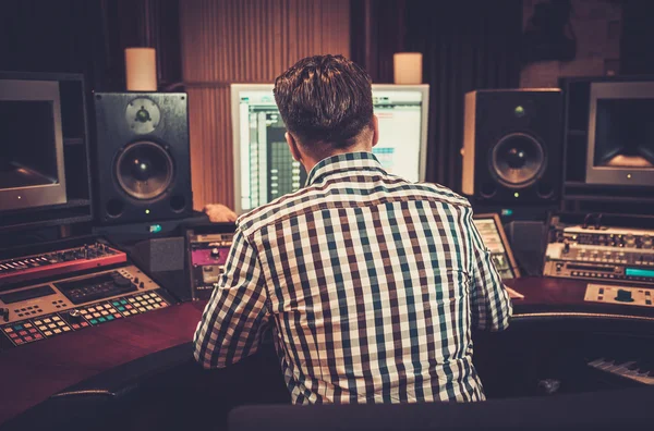 Ingeniero de sonido trabajando — Foto de Stock