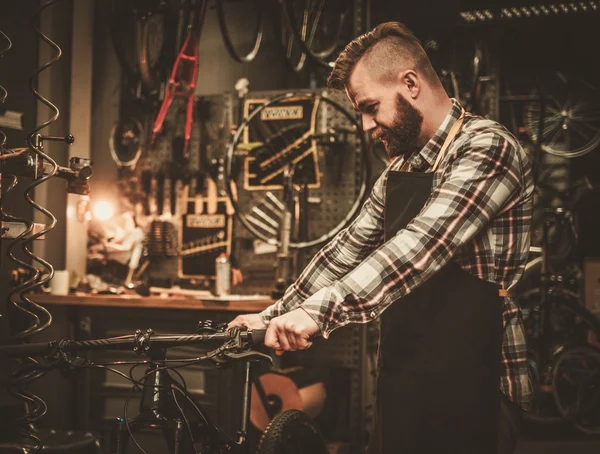 Stilvoller Fahrradmechaniker — Stockfoto