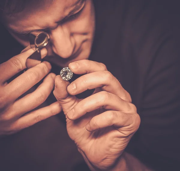 Portret van een juwelier tijdens de evaluatie van juwelen. — Stockfoto