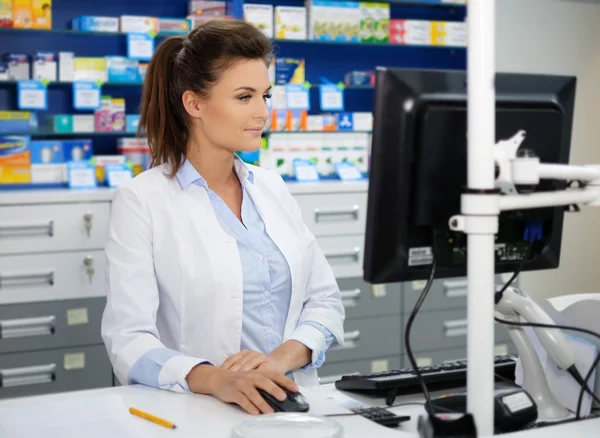 Mulher farmacêutica fazendo seu trabalho na farmácia . — Fotografia de Stock