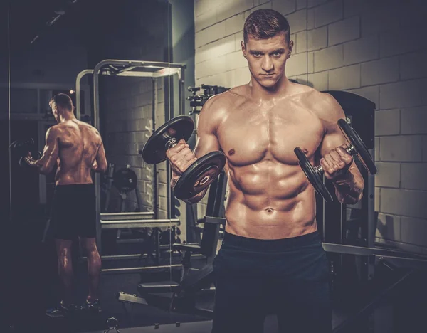 Athletic man doing exercises — Stock Photo, Image