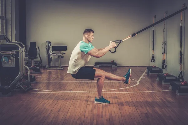 Hombre atractivo durante el entrenamiento — Foto de Stock